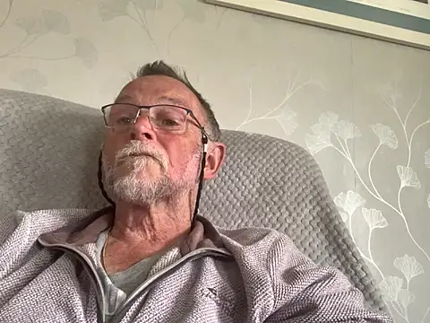 Snapshot of Moonraker64 chatting on 06-03-26, 02:33 Moonraker64 online show from 06-03-26, 02:33