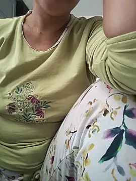 Snapshot of amira567 chatting on 06-06-26, 10:42 amira567 online show from 06-06-26, 10:42