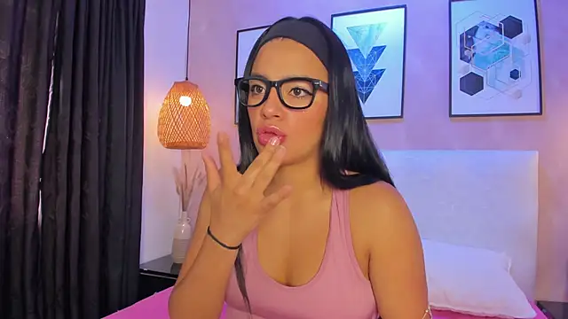 Snapshot of Hilaryportman149 chatting on 05-06-26, 12:43 Hilaryportman149 online show from 05-06-26, 12:43