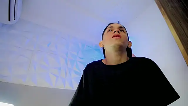 Snapshot of sombra_18 chatting on 07-22-26, 02:03 sombra 18 online show from 07-22-26, 02:03