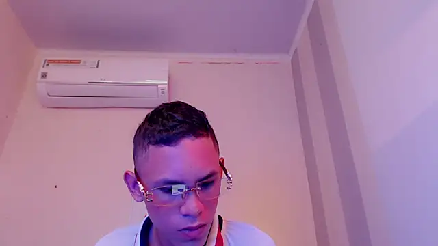Snapshot of sombra_18 chatting on 08-03-26, 11:19 sombra 18 online show from 08-03-26, 11:19