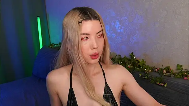 Snapshot of LindaThackerr chatting on 05-22-26, 04:23 LindaThackerr online show from 05-22-26, 04:23