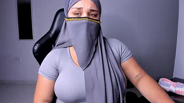 Snapshot of Salma_farouk chatting on 06-15-26, 04:47 Salma farouk online show from 06-15-26, 04:47
