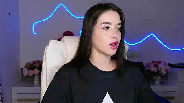 MaddiePerez online show from 06-12-26, 03:11