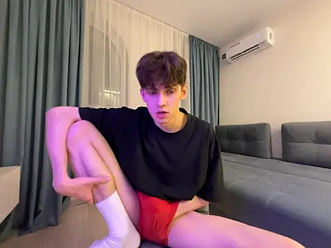 Snapshot of Ryann_Desire chatting on 07-28-26, 05:45 Ryann Desire online show from 07-28-26, 05:45