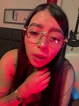 Snapshot of Nina_vell chatting on 05-19-26, 01:39 Nina vell online show from 05-19-26, 01:39