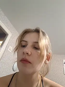 Snapshot of mooniekiss chatting on 05-14-26, 04:58 mooniekiss online show from 05-14-26, 04:58