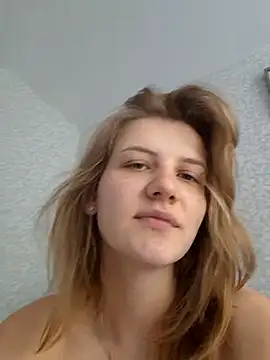 Snapshot of mooniekiss chatting on 05-27-26, 08:44 mooniekiss online show from 05-27-26, 08:44