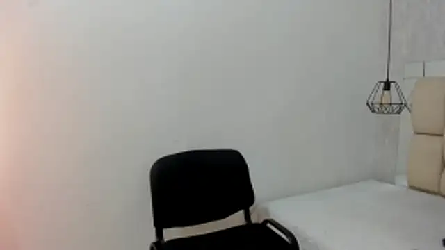 Snapshot of Bella_adamss_ chatting on 06-23-26, 02:53 Bella adamss online show from 06-23-26, 02:53