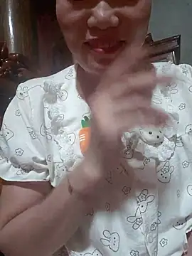 Snapshot of -Trici- chatting on 06-25-26, 11:42 -Trici- online show from 06-25-26, 11:42