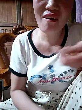 Snapshot of -Trici- chatting on 06-27-26, 12:22 -Trici- online show from 06-27-26, 12:22