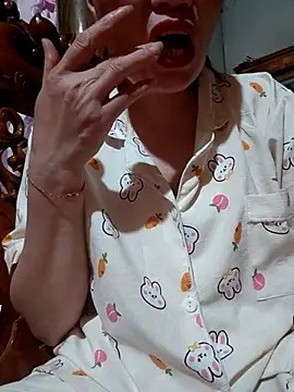 Snapshot of -Trici- chatting on 07-26-26, 12:01 -Trici- online show from 07-26-26, 12:01