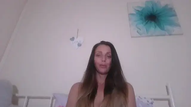 Snapshot of LouiseLovell chatting on 06-04-26, 10:21 LouiseLovell online show from 06-04-26, 10:21