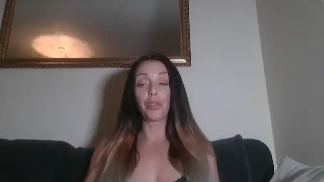 Snapshot of LouiseLovell chatting on 06-11-26, 10:19 LouiseLovell online show from 06-11-26, 10:19