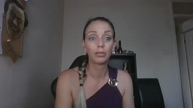 Snapshot of LouiseLovell chatting on 06-12-26, 07:02 LouiseLovell online show from 06-12-26, 07:02