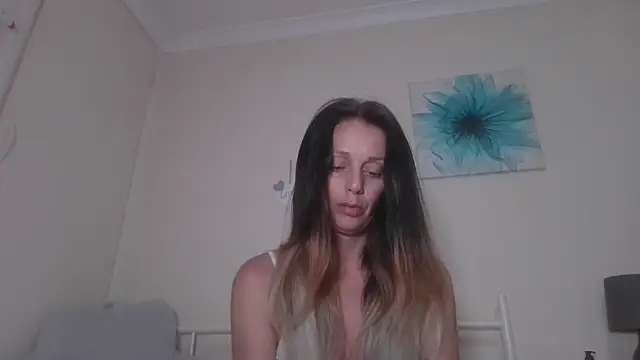 Snapshot of LouiseLovell chatting on 06-16-26, 07:55 LouiseLovell online show from 06-16-26, 07:55