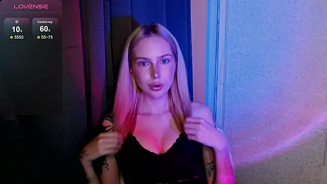 Snapshot of MichelleVelour chatting on 05-13-26, 04:04 MichelleVelour online show from 05-13-26, 04:04