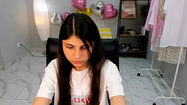 Snapshot of Sara_Morion chatting on 05-25-26, 01:28 Sara Morion online show from 05-25-26, 01:28