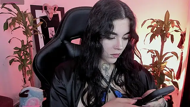 Snapshot of MissCharlottte_18 chatting on 06-25-26, 03:17 MissCharlottte 18 online show from 06-25-26, 03:17