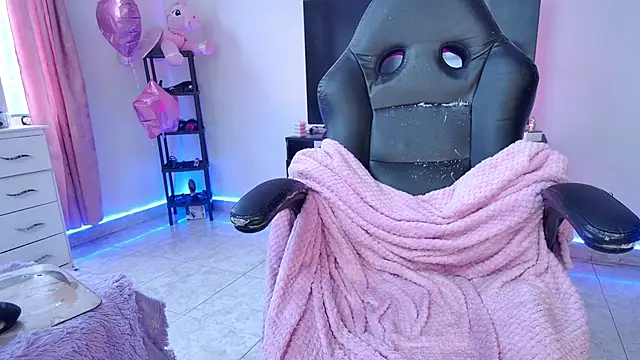 Snapshot of Barbie20_ chatting on 05-16-26, 01:32 Barbie20 online show from 05-16-26, 01:32