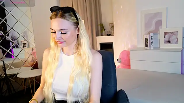 Snapshot of Mila__Lux chatting on 06-02-26, 09:06 Mila Lux online show from 06-02-26, 09:06