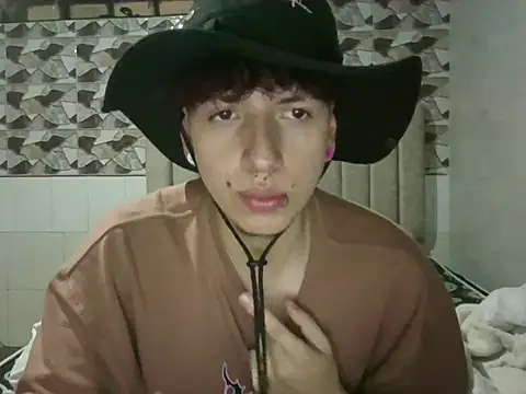 Snapshot of Noah_mod chatting on 06-30-26, 01:39 Noah mod online show from 06-30-26, 01:39