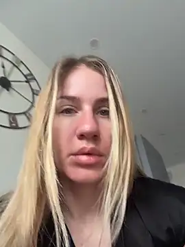 Snapshot of AnnaMist_ chatting on 05-25-26, 04:18 AnnaMist online show from 05-25-26, 04:18