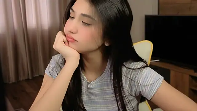 Snapshot of honeylanaa chatting on 05-15-26, 04:30 honeylanaa online show from 05-15-26, 04:30