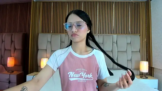 Snapshot of SophiieCalloway1 chatting on 05-23-26, 01:37 SophiieCalloway1 online show from 05-23-26, 01:37