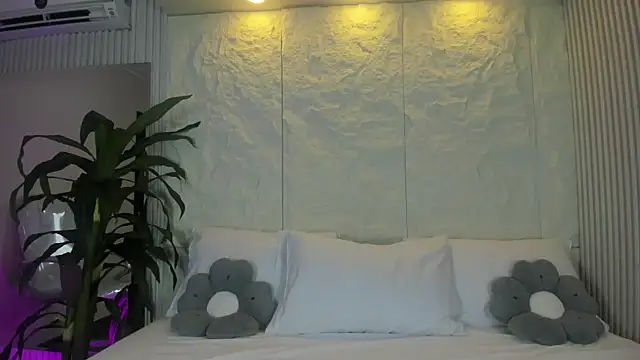 Snapshot of Dulce_Vict chatting on 06-13-26, 03:48 Dulce Vict online show from 06-13-26, 03:48