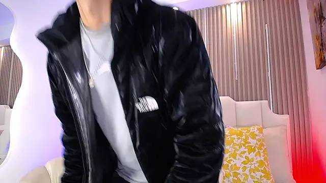 AdrianStark  online show from 06-10-26, 12:37