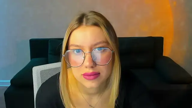 Snapshot of Shakira_Lux chatting on 05-21-26, 01:12 Shakira Lux online show from 05-21-26, 01:12