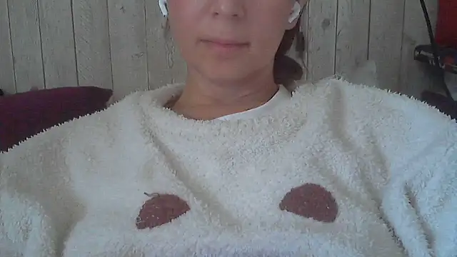 Snapshot of Bella--White chatting on 05-18-26, 06:19 Bella--White online show from 05-18-26, 06:19