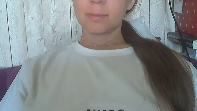 Snapshot of Bella--White chatting on 05-26-26, 05:58 Bella--White online show from 05-26-26, 05:58