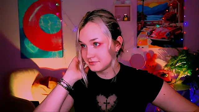 Snapshot of ViolettWoods chatting on 05-19-26, 08:31 ViolettWoods online show from 05-19-26, 08:31