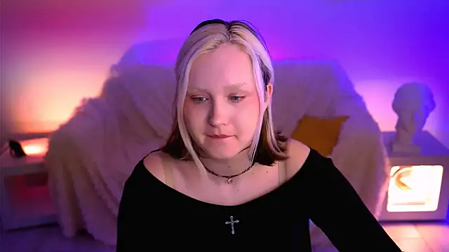 Snapshot of ViolettWoods chatting on 06-18-26, 04:13 ViolettWoods online show from 06-18-26, 04:13