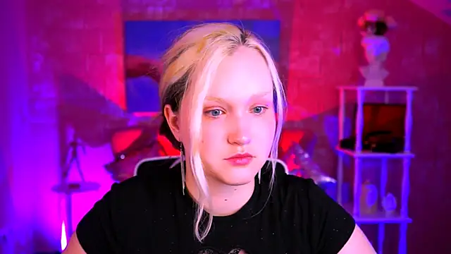 Snapshot of ViolettWoods chatting on 06-22-26, 08:11 ViolettWoods online show from 06-22-26, 08:11