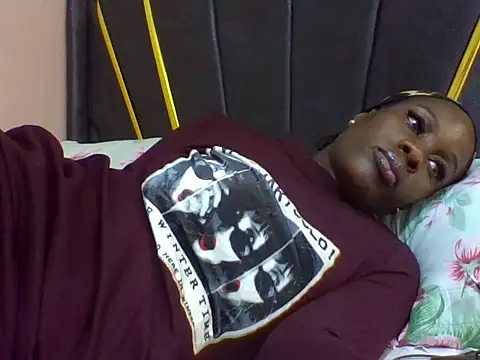 Snapshot of Curvyqueeh chatting on 07-01-26, 09:00 Curvyqueeh online show from 07-01-26, 09:00