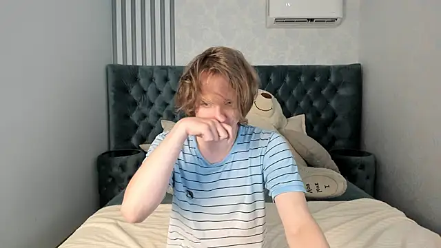 Snapshot of FinnBev chatting on 06-22-26, 03:47 FinnBev online show from 06-22-26, 03:47