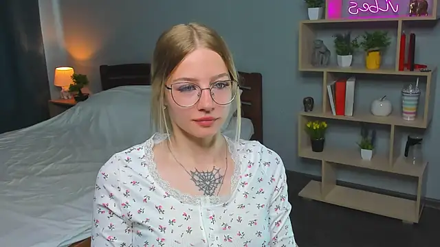 Snapshot of DeniseMekus chatting on 05-30-26, 10:12 DeniseMekus online show from 05-30-26, 10:12