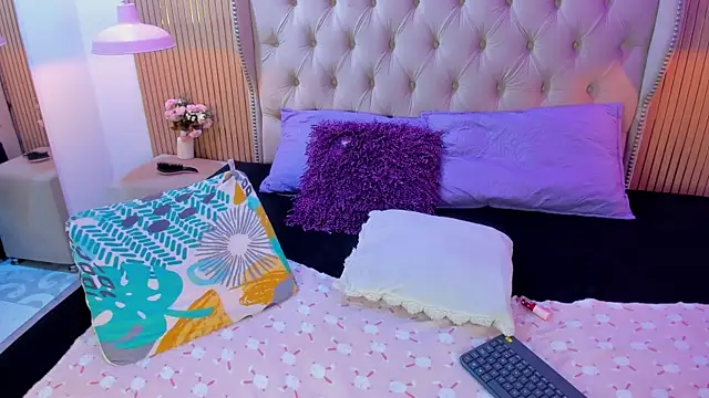 Violetaruizz online show from 05-19-26, 02:23