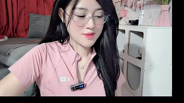 Snapshot of Bee-Cherry chatting on 05-29-26, 06:11 Bee-Cherry online show from 05-29-26, 06:11