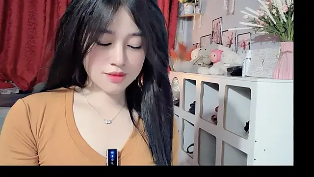 Snapshot of Bee-Cherry chatting on 05-29-26, 06:17 Bee-Cherry online show from 05-29-26, 06:17