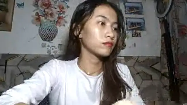 Snapshot of DeeannGunby chatting on 06-07-26, 04:33 DeeannGunby online show from 06-07-26, 04:33