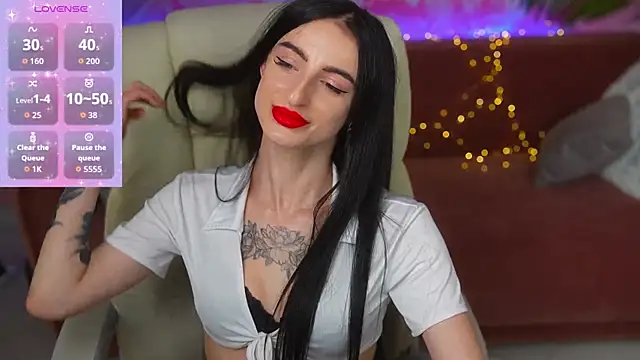 Snapshot of EmilyyMoon chatting on 06-19-26, 01:15 EmilyyMoon online show from 06-19-26, 01:15
