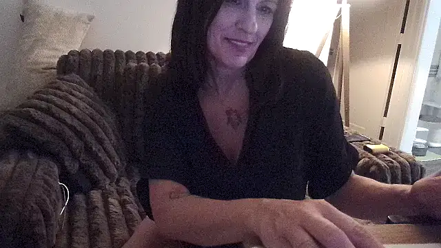 Snapshot of desperatelyseeking chatting on 06-02-26, 02:57 desperatelyseeking online show from 06-02-26, 02:57
