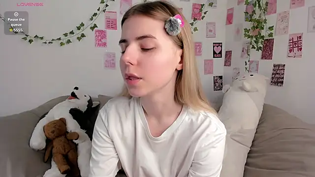 Snapshot of Honey_Lia chatting on 06-20-26, 10:29 Honey Lia online show from 06-20-26, 10:29
