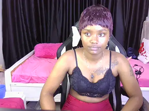 Snapshot of Queen_lyla01 chatting on 05-21-26, 04:14 Queen lyla01 online show from 05-21-26, 04:14