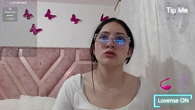 Snapshot of Angel-Hott_ chatting on 06-11-26, 04:32 Angel-Hott online show from 06-11-26, 04:32