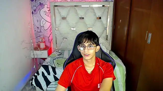 Snapshot of zxvn_n chatting on 06-04-26, 01:17 zxvn n online show from 06-04-26, 01:17